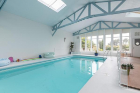 Jolie maison avec piscine intérieure et sauna